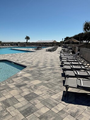 Outdoor pool - Memorable and Relaxing stay at our villa with Beach Front Access with Large Pool (Hilton Head Island)