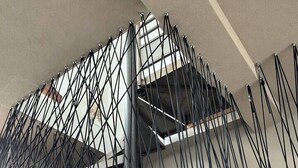 A spiral staircase with metal railings and a handrail. - Superb loft 10min from Strasbourg (Eckbolsheim)