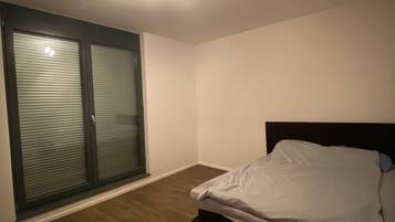 1 Schlafzimmer, BĂŒgeleisen/BĂŒgelbrett, WLAN, BettwĂ€sche