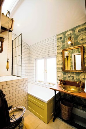 Shower, towels, soap, shampoo - Incredible loft apartment with everything. Full service option. (Crewkerne)