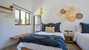 Habitación cuádruple Deluxe | Caja de seguridad en la habitación y cortinas blackout