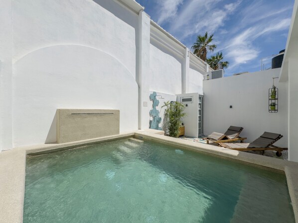 Hồ bơi ngoài trời, mở cửa từ 8:00 đến 20:00, dù/ô trên bãi biển/hồ bơi