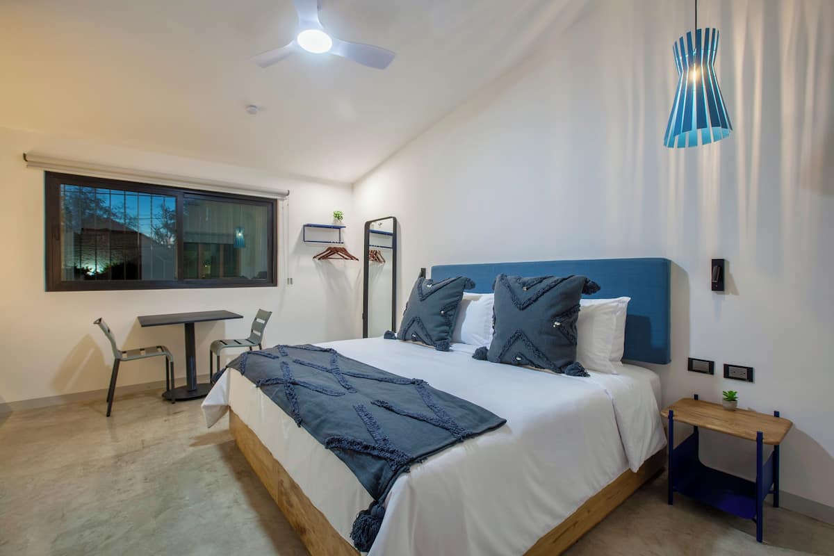 Deluxe kamer | 1 slaapkamer, een kluis op de kamer, verduisterende gordijnen