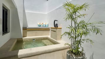 Suite Elite | Caja de seguridad en la habitación y cortinas blackout