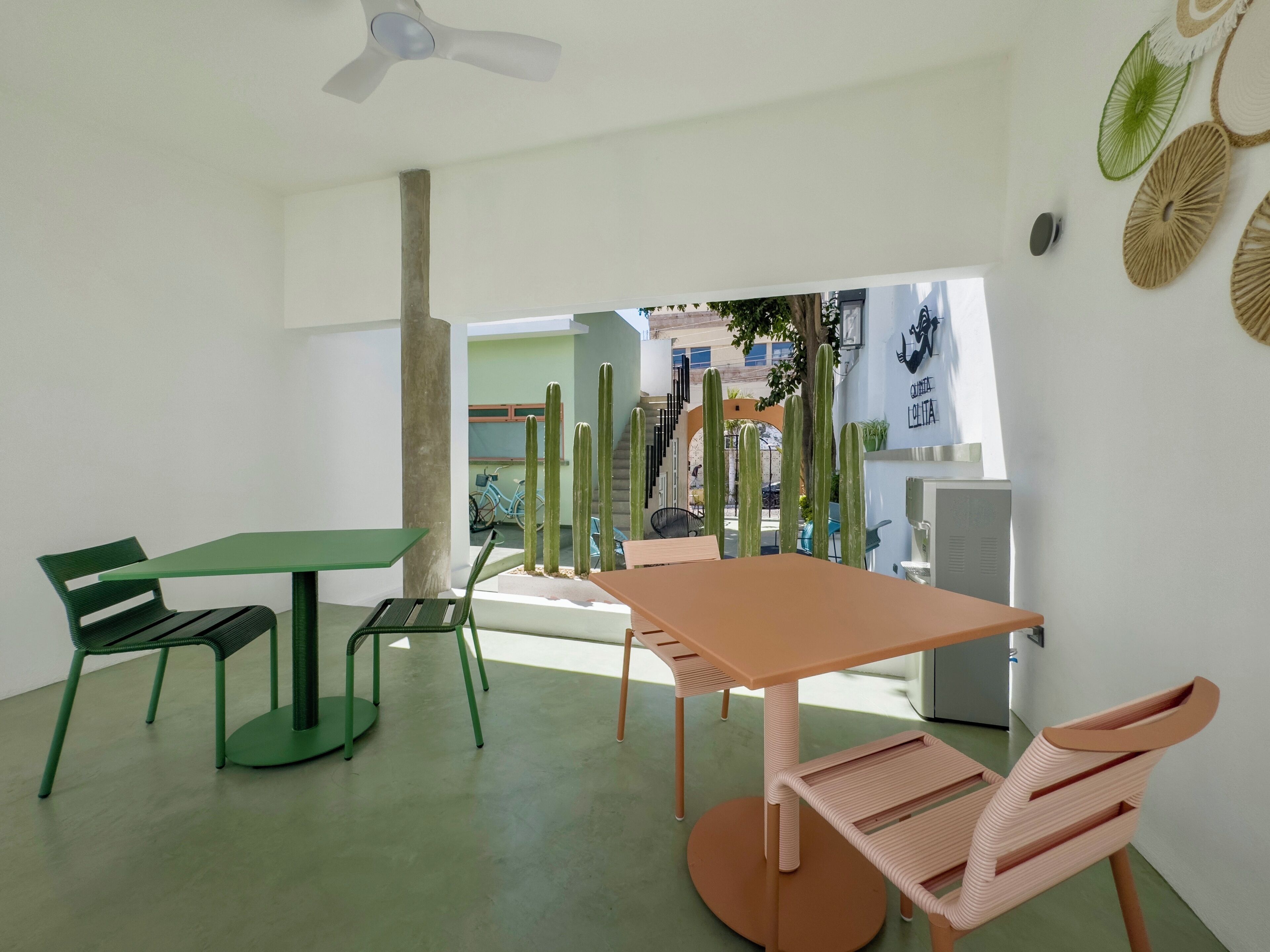 Alberca al aire libre, sombrillas en la alberca y camastros 