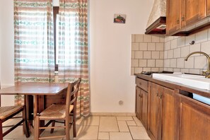 Frigorífico, placa de cocina, cafetera o tetera y trona infantil