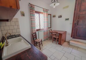 Geladeira, cooktop, cafeteira/chaleira, cadeirão de bebê