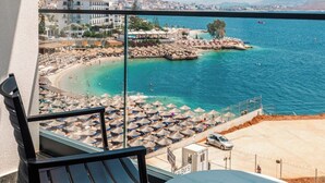 A balcony with a view of a beach and a cityscape. - Hotel Portanova (Sarandë)