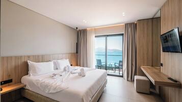 Doppia Deluxe, balcone, vista mare | Minibar, una cassaforte in camera, una scrivania, tende oscuranti