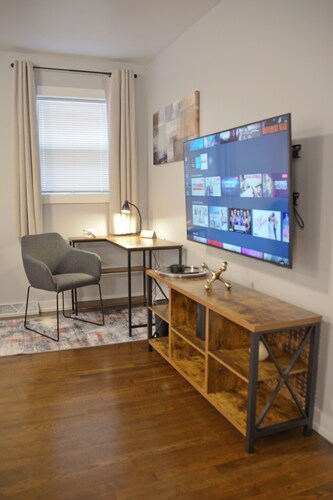 Grade A Working Class Safe Neighborhood 3BR up to 6 guests. Updated & Best Price