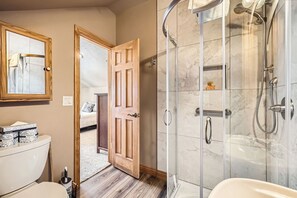 Douche, séchoir à cheveux, serviettes fournies