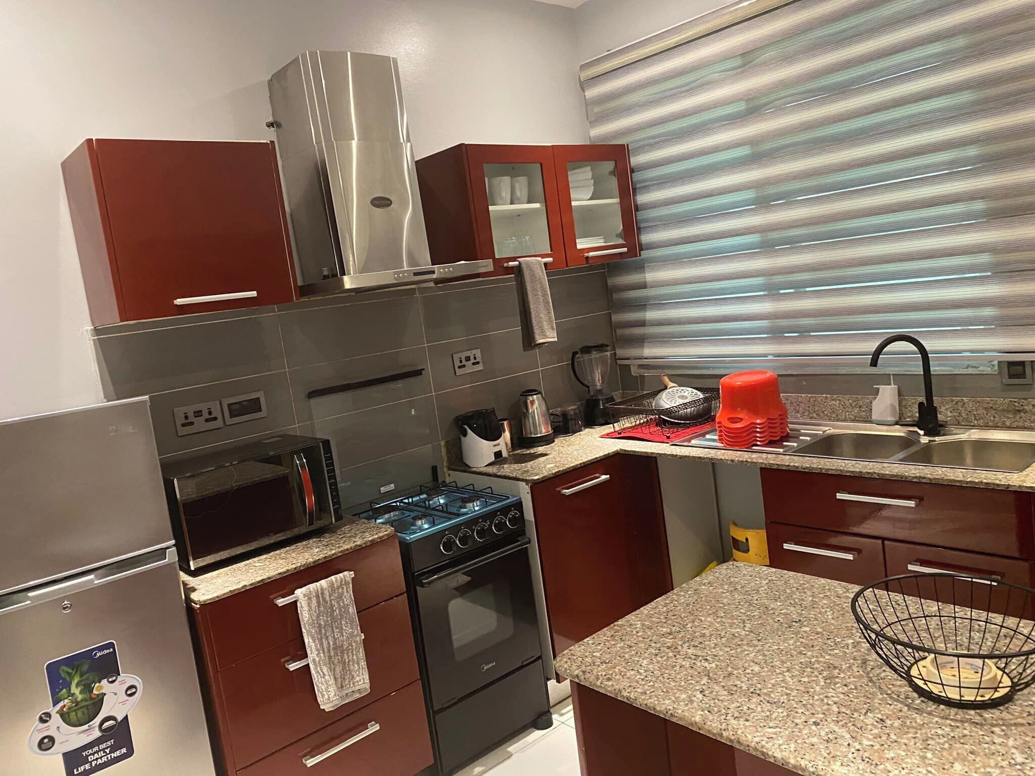 Departamento Deluxe, balcón, vista a la ciudad | Cocina privada | Refrigerador, microondas, horno y parrilla de estufa 