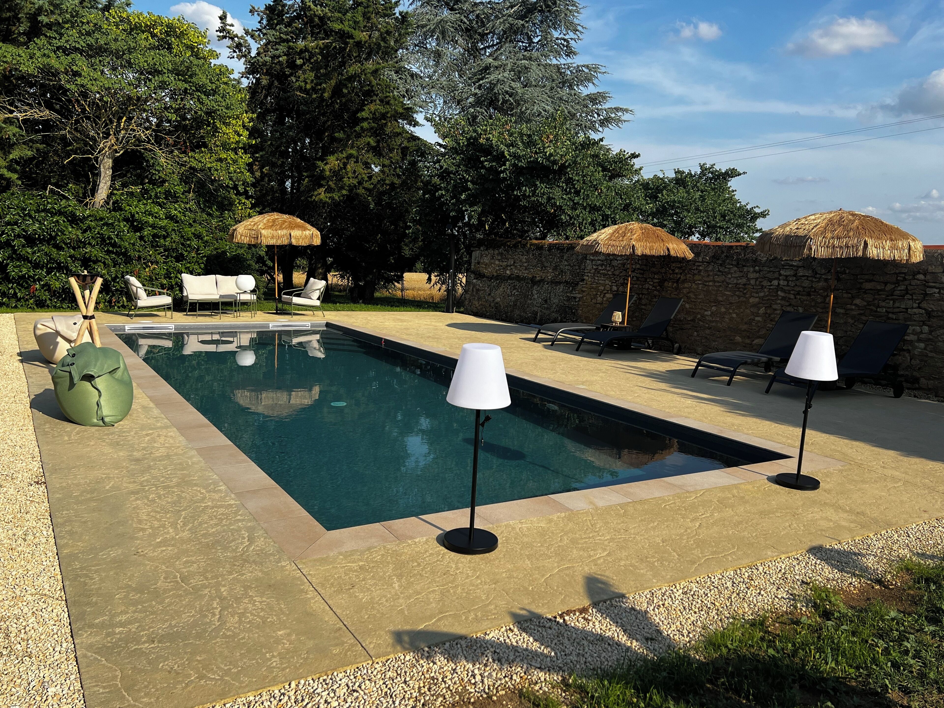 Una piscina al aire libre de temporada