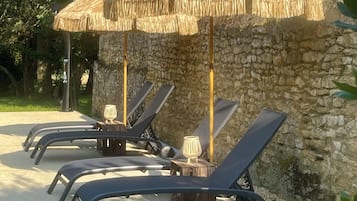 Una piscina al aire libre de temporada