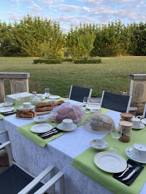 Breakfast meal - Le Château de Leugny (Plaine-et-Vallées)