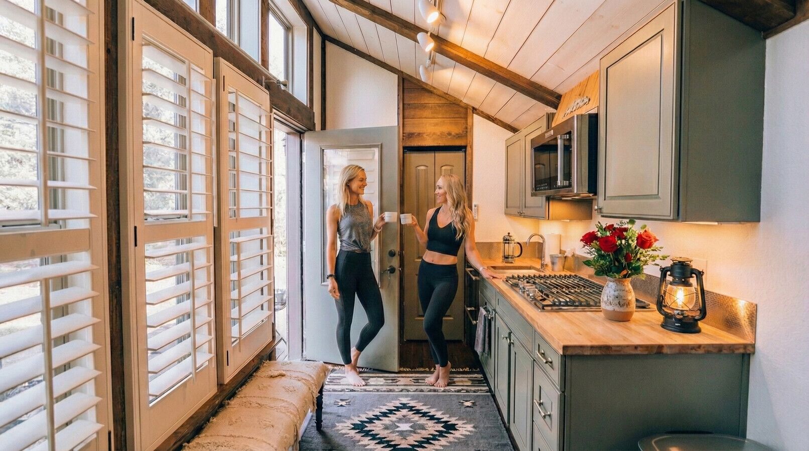 Kühlschrank, Mikrowelle, Herdplatte, Wasserkocher mit Kaffee-/Teezubehör