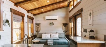 Honeymoon Suite: In Nature, Walk to Wine Tasting - TinyCamp!