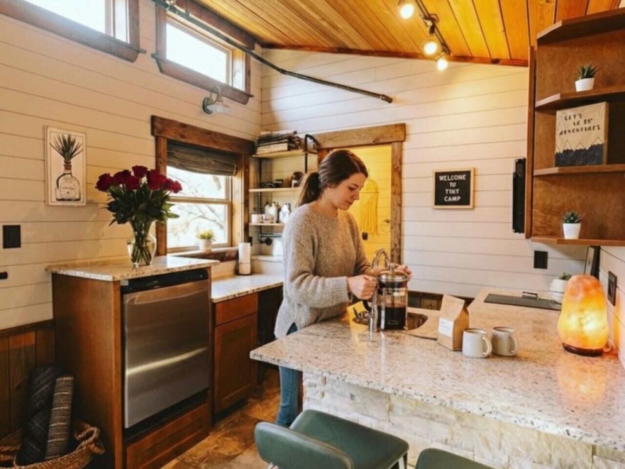 Kühlschrank, Mikrowelle, Herdplatte, Wasserkocher mit Kaffee-/Teezubehör