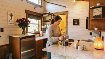 Kühlschrank, Mikrowelle, Herdplatte, Wasserkocher mit Kaffee-/Teezubehör