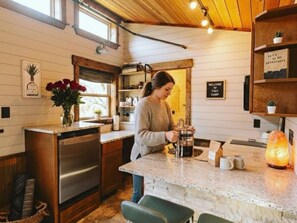 冷蔵庫、電子レンジ、コンロ、コーヒー / ティーメーカー