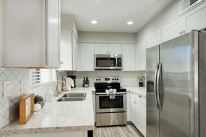 Fridge, microwave, oven, stovetop - Stay Scottsdale - Two Bedroom Townhouse (Scottsdale)