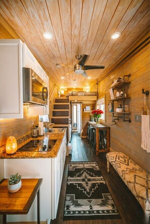 Frigorífic, microones, placa de cuina i cafetera i tetera 