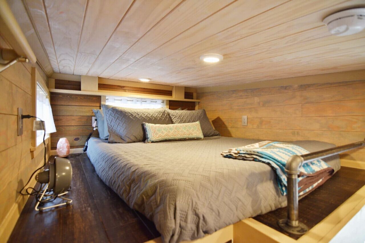 Schreibtisch, Bügeleisen/Bügelbrett, Reisekinderbett, WLAN