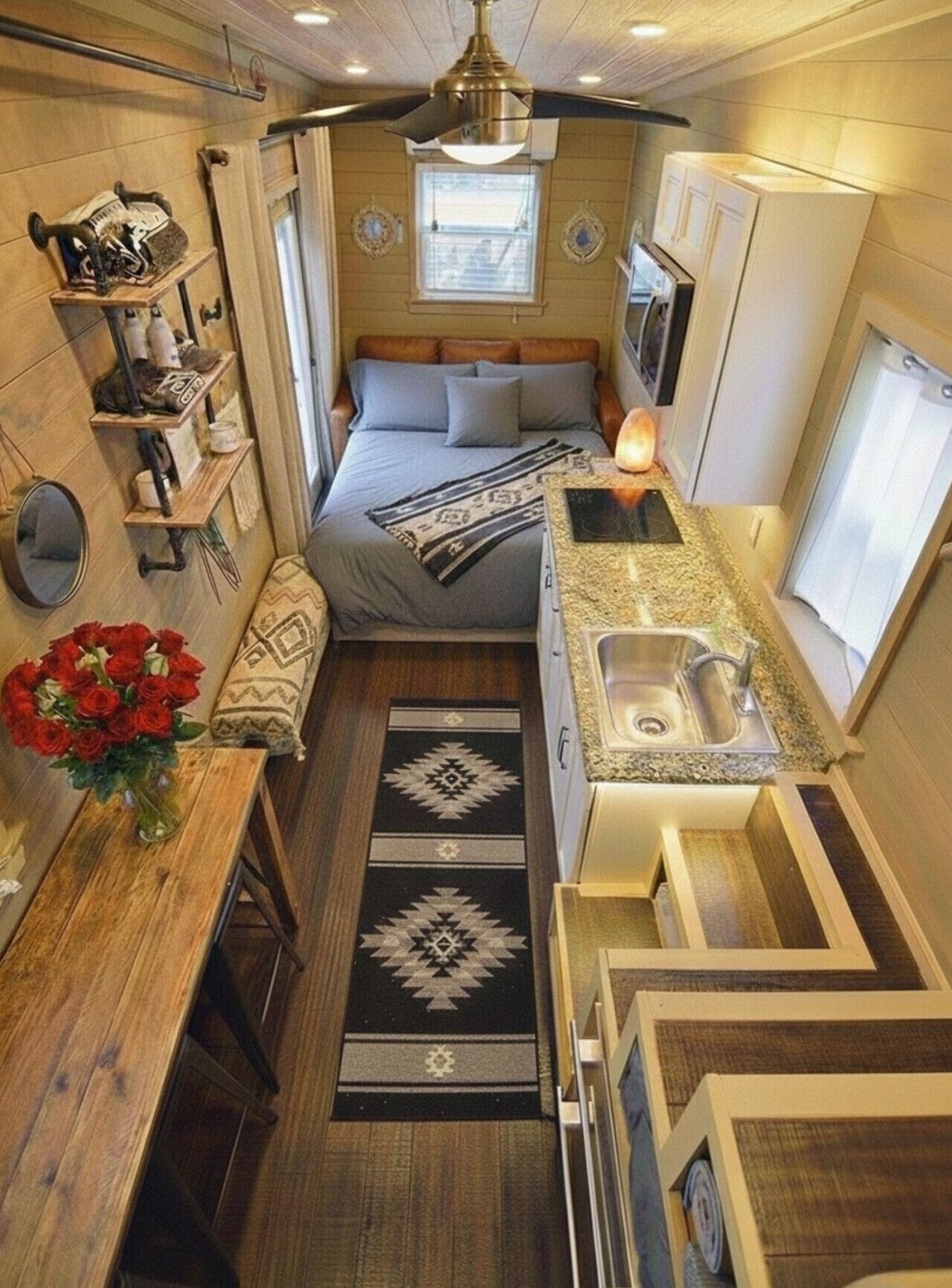 Escritorio, tabla de planchar con plancha, cuna de viaje y wifi