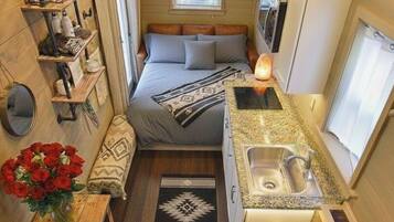 Escritorio, tabla de planchar con plancha, cuna de viaje y wifi