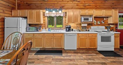 Secluded cabin on creek-Hiking, Fire Pit, Large Yard, Pet Friendly!