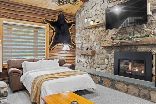 Secluded cabin on creek-Hiking, Fire Pit, Large Yard, Pet Friendly!