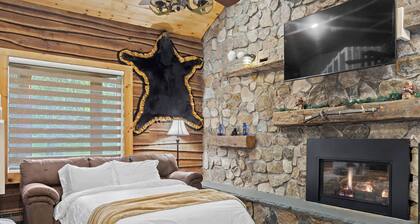 Secluded cabin on creek-Hiking, Fire Pit, Large Yard, Pet Friendly!