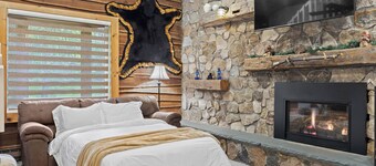 Secluded cabin on creek-Hiking, Fire Pit, Large Yard, Pet Friendly!