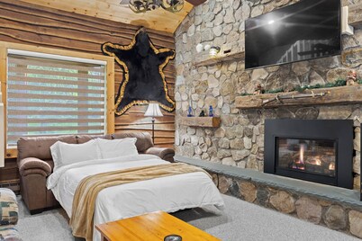 Secluded cabin on creek-Hiking, Fire Pit, Large Yard, Pet Friendly!