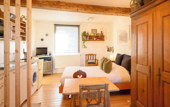 1 bedroom, iron/ironing board, WiFi, bed sheets