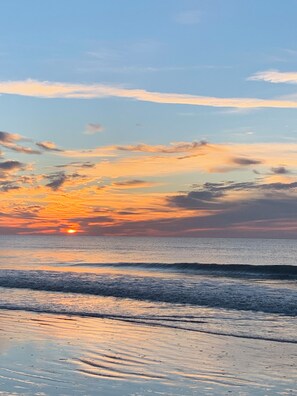 On the beach - Ocean View - 2-bedroom-plus Condo - Hilton Head Island - Heritage Week! (Hilton Head Island)