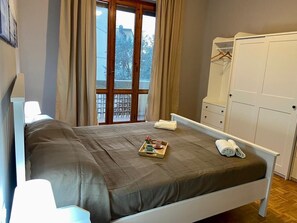 2 bedrooms, desk, iron/ironing board, travel cot