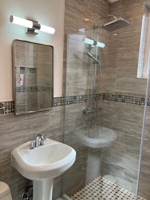Secadora de cabello, toallas, jabón, papel de baño