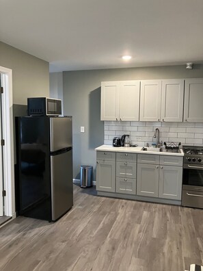 Fridge, microwave - Chic 1-bedroom with AC and WiFi in trendy Brooklyn (Brooklyn)
