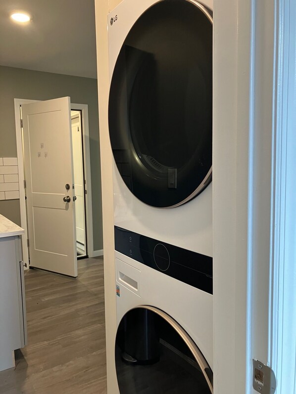 Interior - Chic 1-bedroom with AC and WiFi in trendy Brooklyn (Brooklyn)