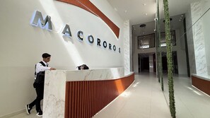 A reception desk with a marble top and a sign that reads "MACOROROE 8".