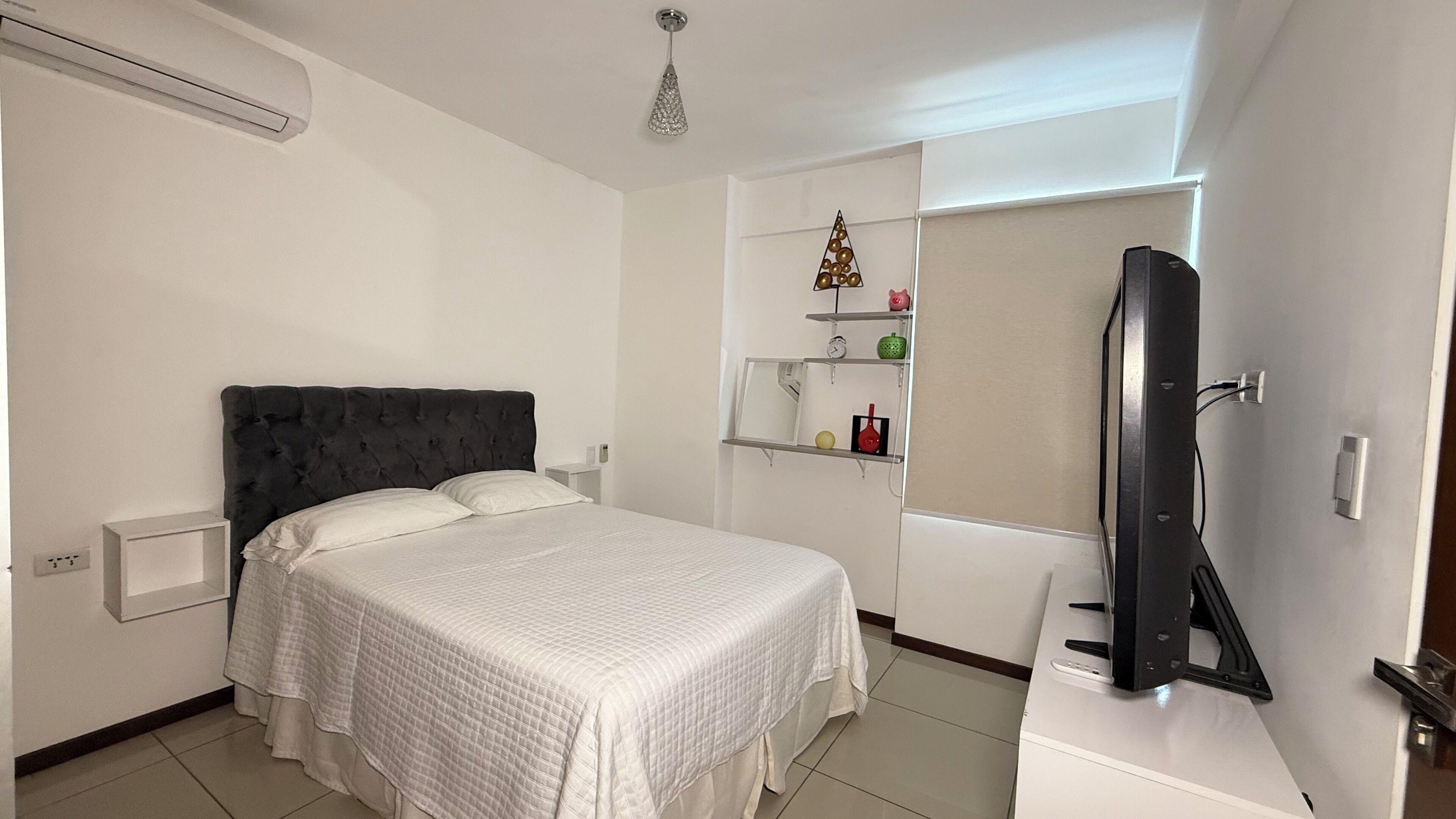 1 dormitorio, tabla de planchar con plancha, wifi y ropa de cama