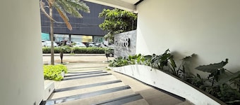 Apartment in Patio Design with private garage