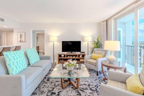 Condo, Multiple Beds (Gullwing #803) | Living area