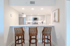 Condo, varias camas (Gullwing #803) | Cocina privada | Horno y tostadora 