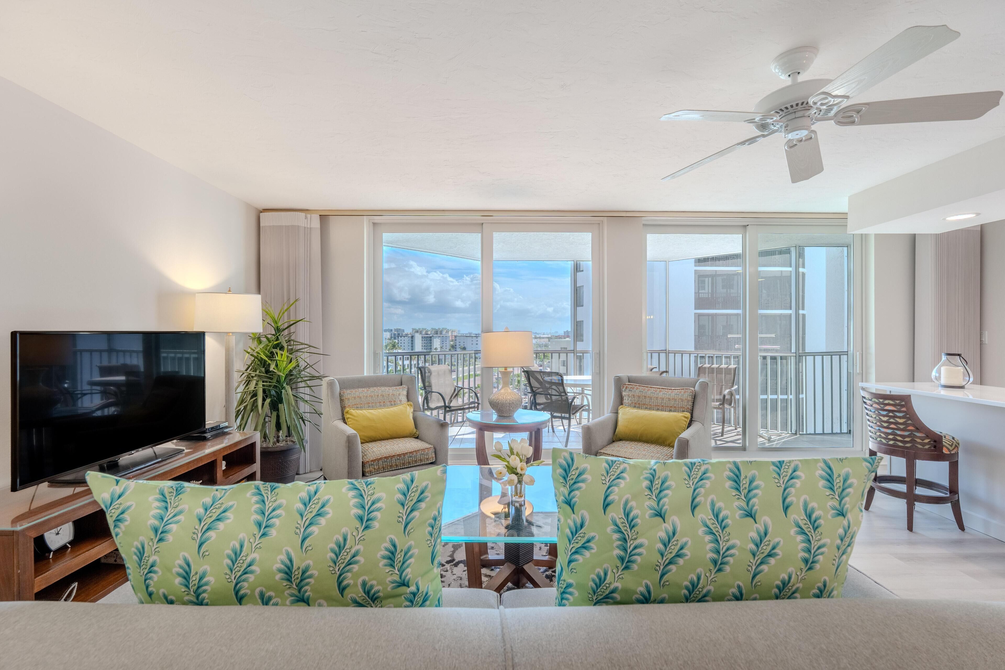 Condo, Multiple Beds (Gullwing #803) | Living area