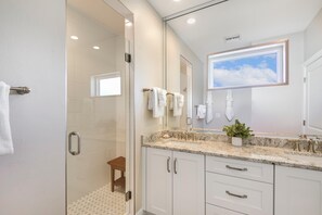 House, Multiple Beds (Holiday Everyday) | Bathroom
