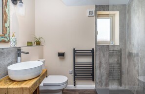 Douche, sèche-cheveux, serviettes fournies, savon