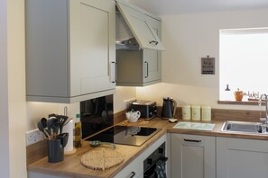Fridge, microwave, oven, stovetop - The Nook a cosy barn conversion in South Lincolnshire. Dog Friendly Stays! (Spalding)