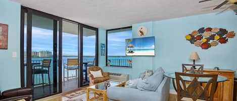 Apartment, 1 King-Bett und Schlafsofa (Lovers Key Beach Club #303) | Wohnbereich